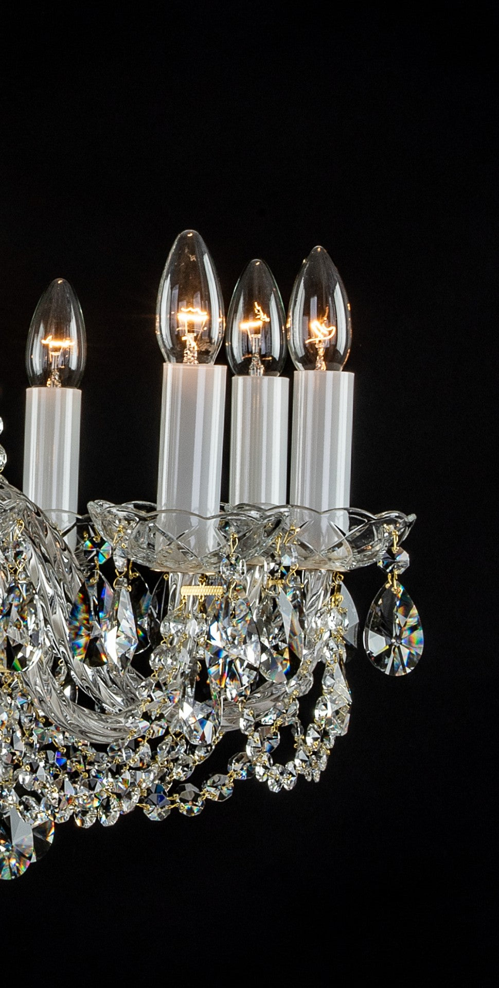 Détail des porte-bougies blancs, ampoules flamme allumées et pendentifs en cristal.