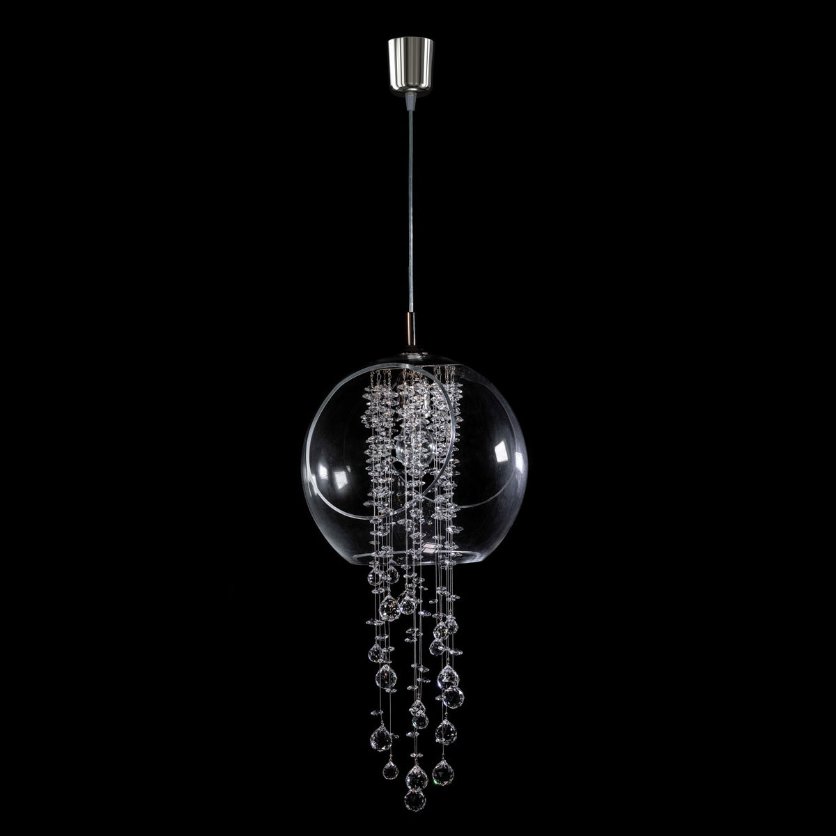 Vue d'ensemble, câble et rosace chromée au-dessus d'une sphère en verre et ses cristaux
