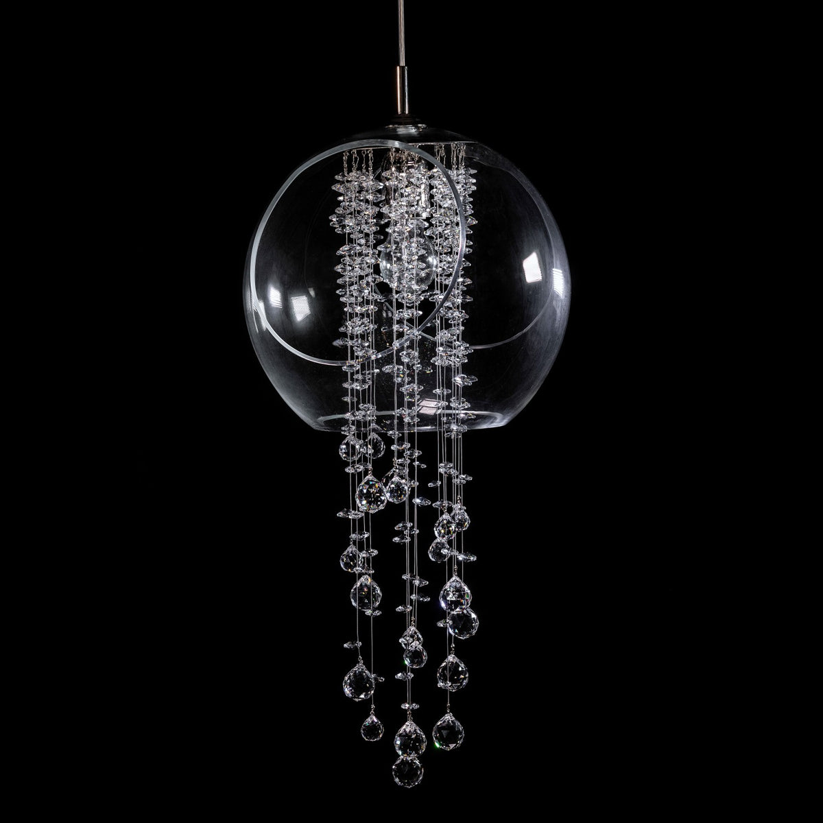 Produit de face sur fond noir, boule transparente et longs pampilles de cristal incolore