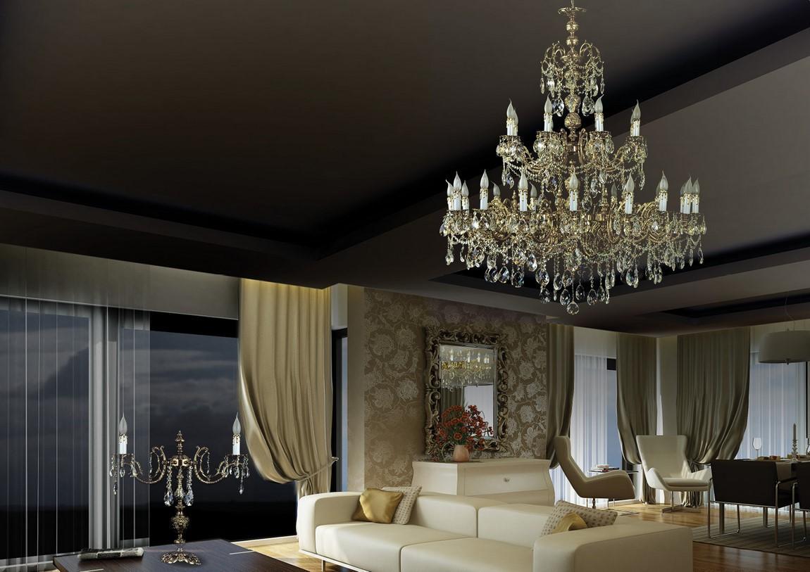 Lustre suspendu au plafond sombre d'un salon, mise en ambiance avec canapé et miroir