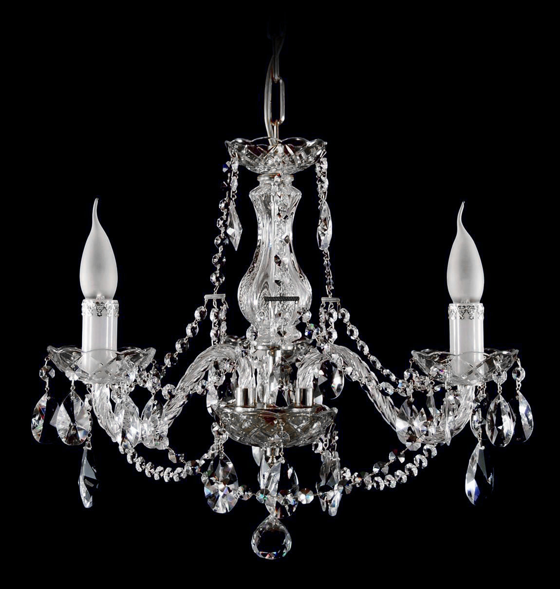 Même lustre transparent à monture argentée, vu de face sur fond noir