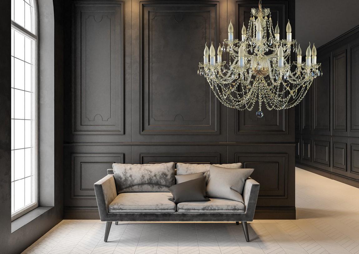 Mise en ambiance dans un salon sombre, lustre allumé au-dessus d'un canapé gris
