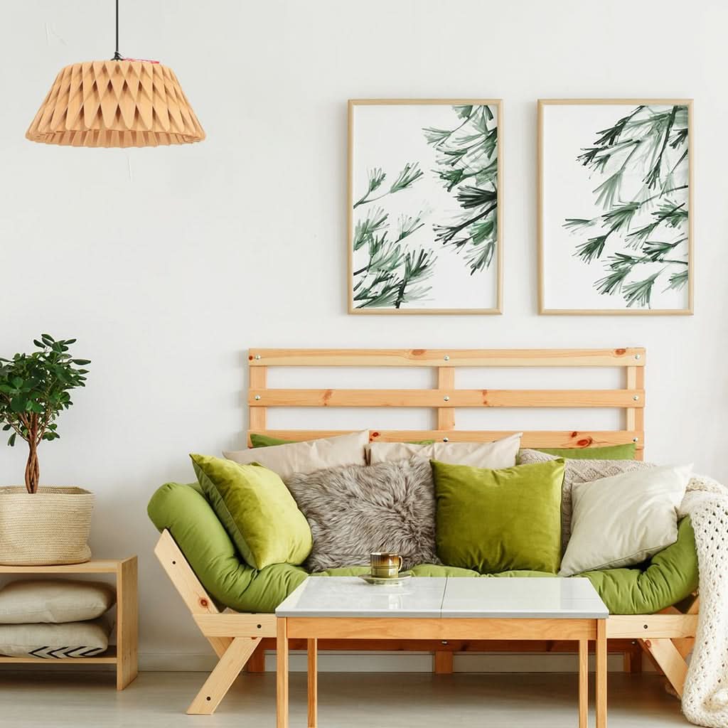 Mise en ambiance du salon avec la suspension au-dessus du canapé en bois