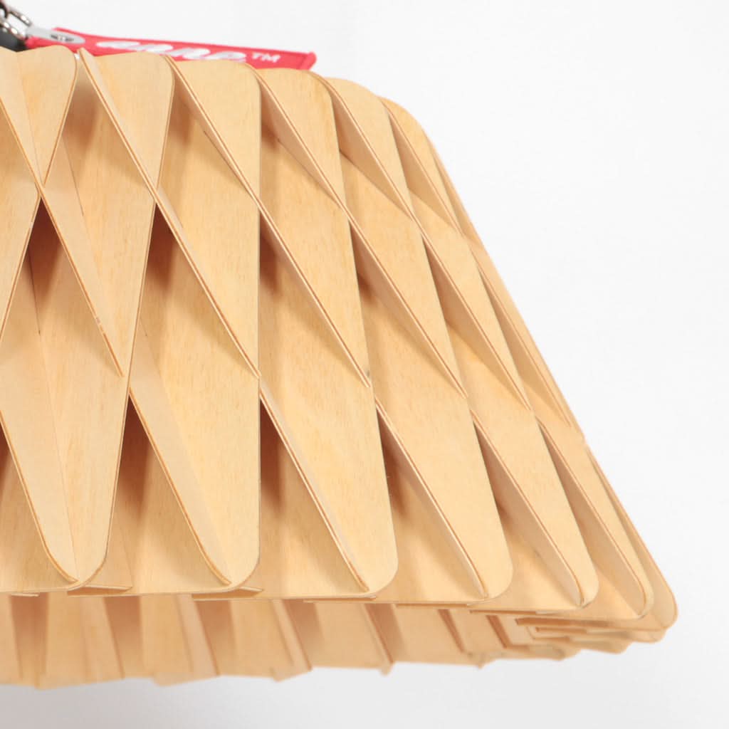 Gros plan sur le bord de l'abat-jour aux plis triangulaires en bois