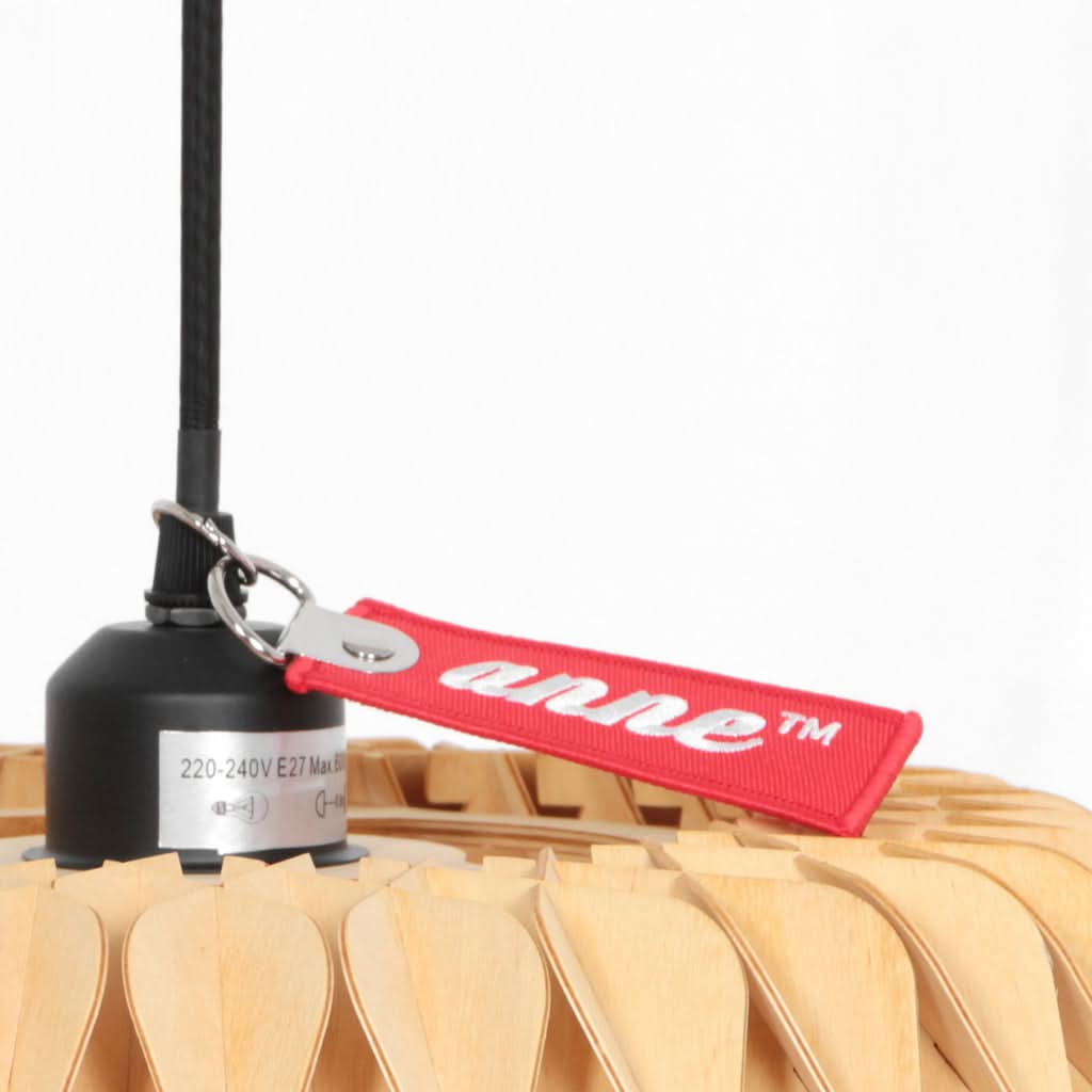 Détail de la douille noire E27 avec étiquette rouge et câble