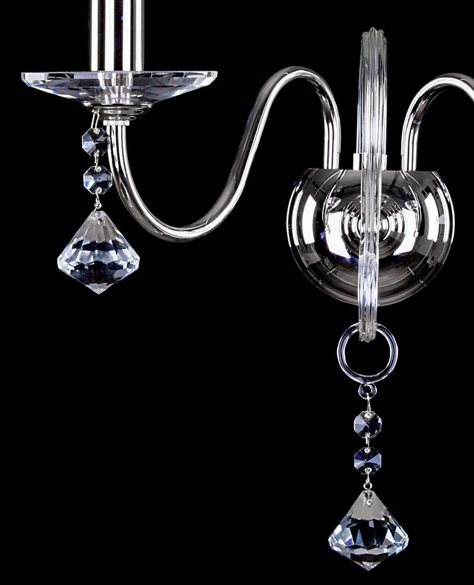 Gros plan du bras courbé, de la coupelle et des pendentifs en cristal taillé