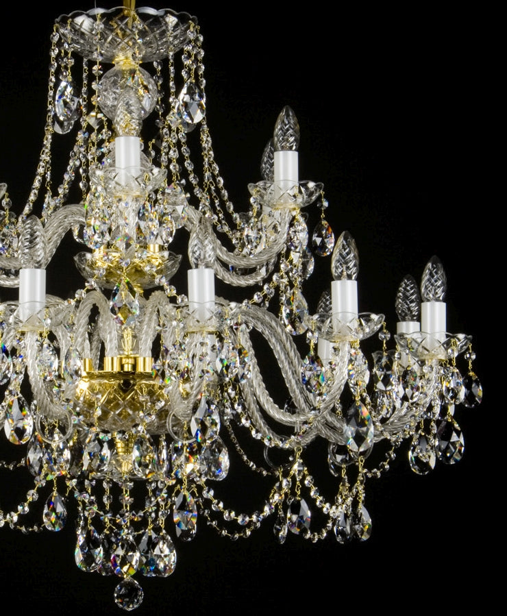Détail rapproché des bras en verre torsadé, des bobèches et des pendentifs taillés