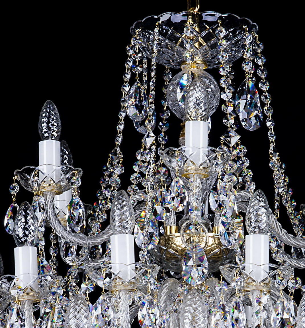 Détail du sommet : sphère de cristal taillé, chaînettes et coupelles dorées