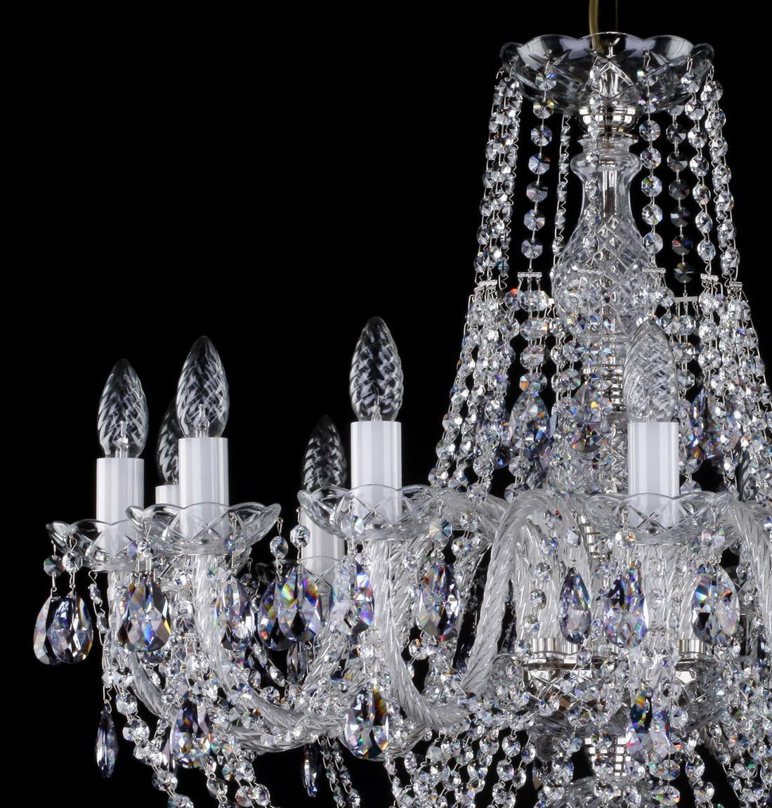 Détail des bras torsadés, coupelles et grosses pendeloques taillées du lustre