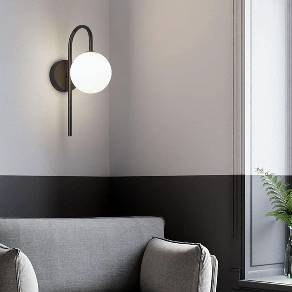 Gros plan sur la sphère blanche et le bras courbé noir, mur bicolore