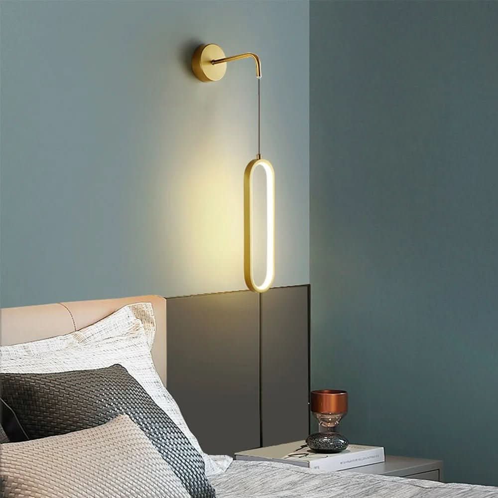 Version dorée de l'applique murale, anneau LED allumé, intérieur bleu-gris avec lit.