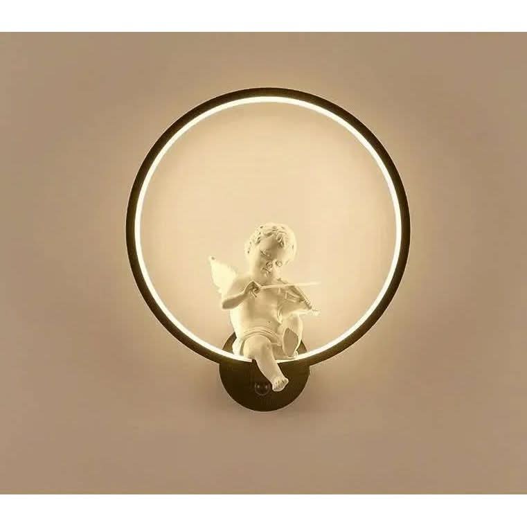 Vue rapprochée du cercle lumineux allumé, angelot blanc jouant du violon assis