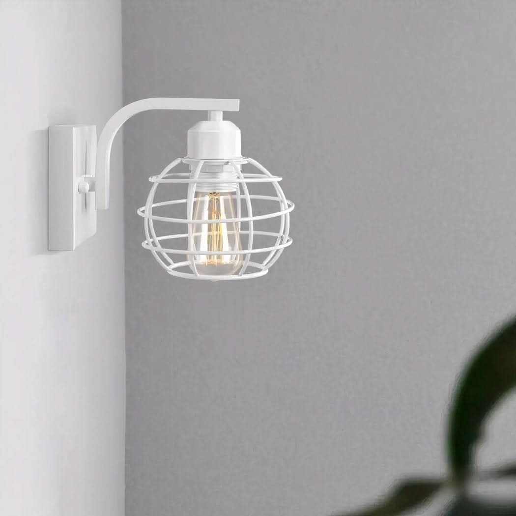 Gros plan produit sur fond gris de l'applique blanche avec cage sphérique et ampoule visible.