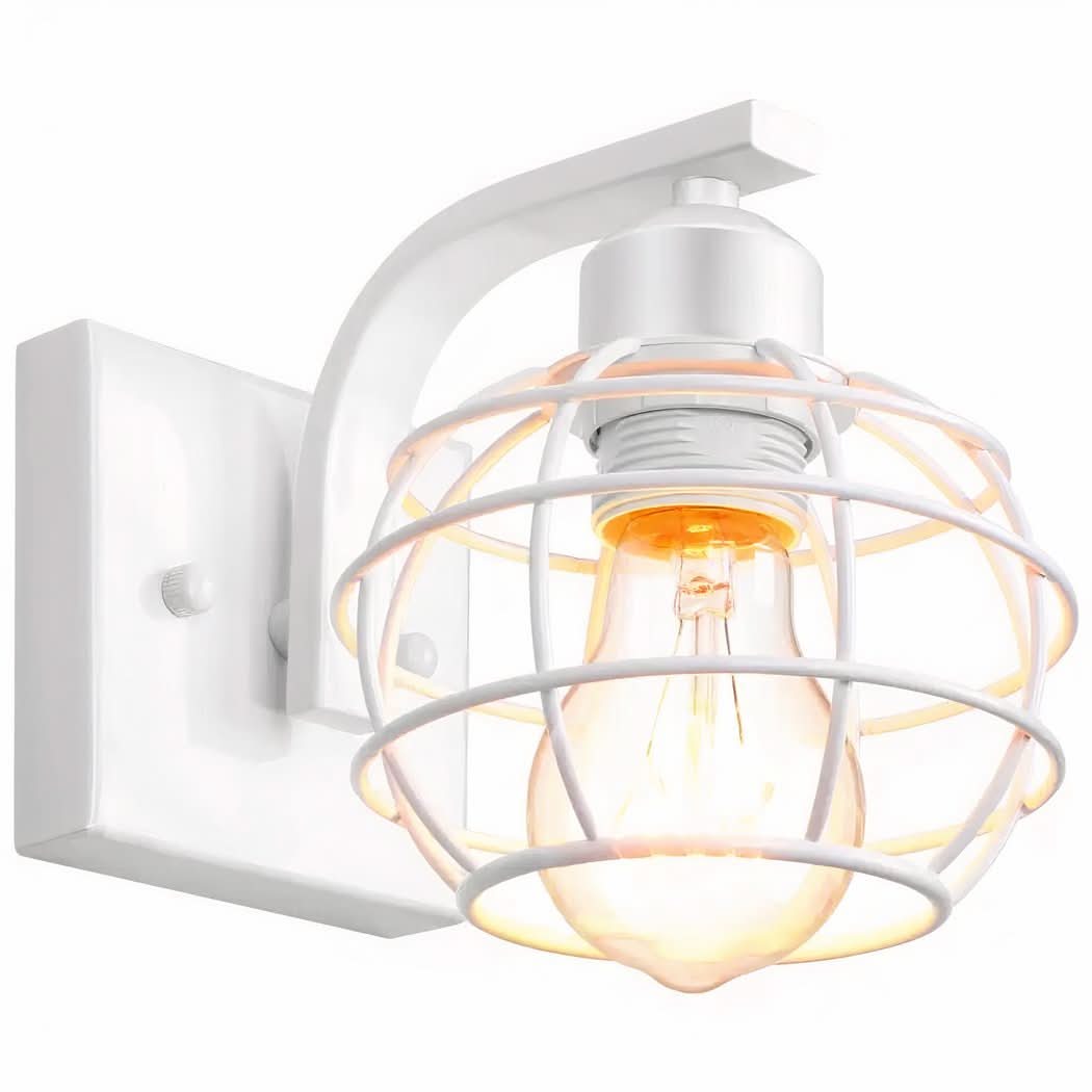 Vue rapprochée sur fond blanc de l'applique blanche et sa cage sphérique allumée.