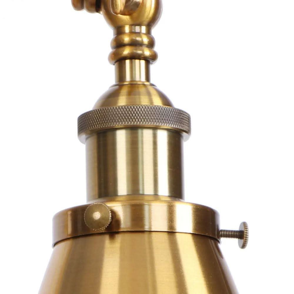 Détail de la finition en laiton et de la bague moletée près de l'abat-jour.