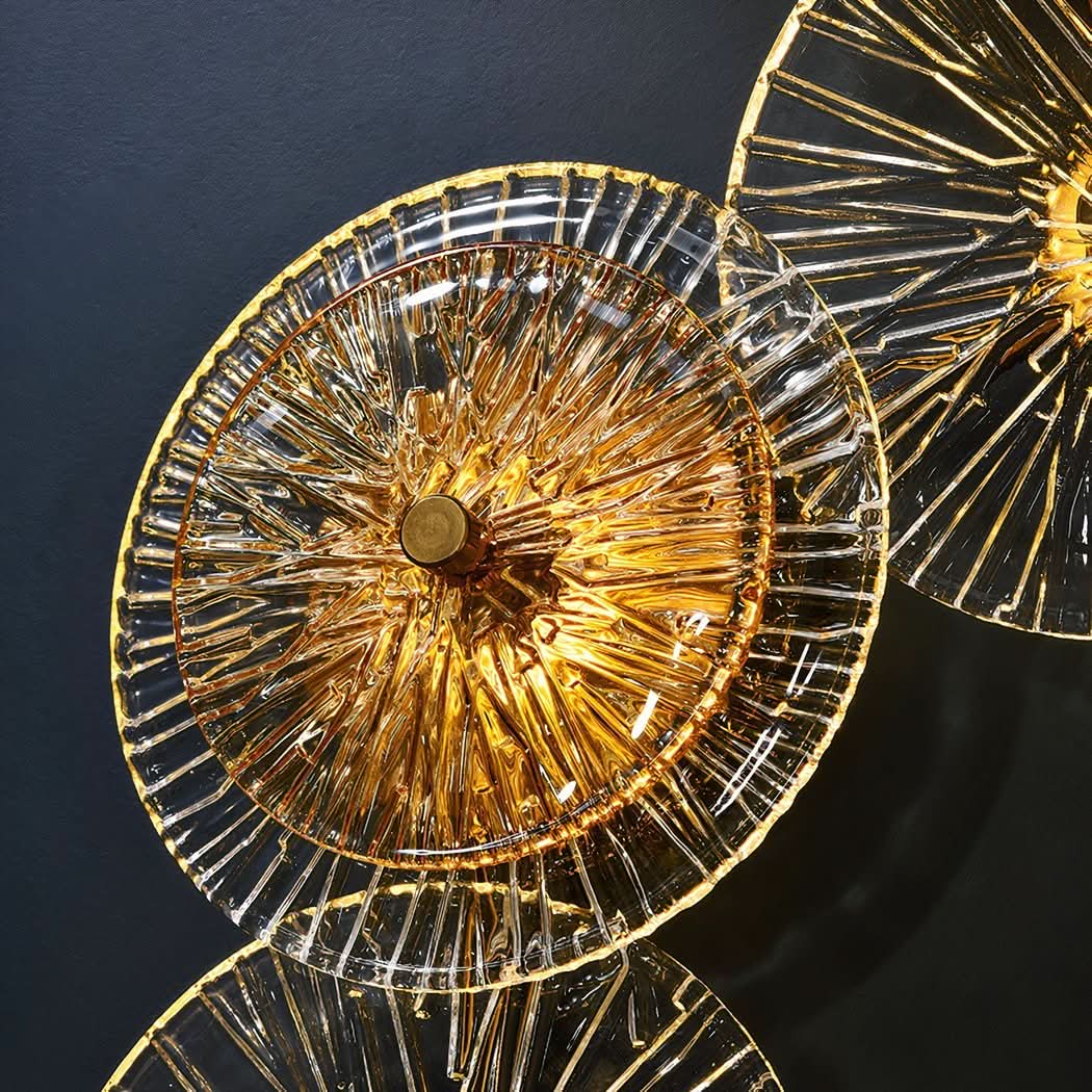 Gros plan sur un disque en verre strié et son centre lumineux ambré