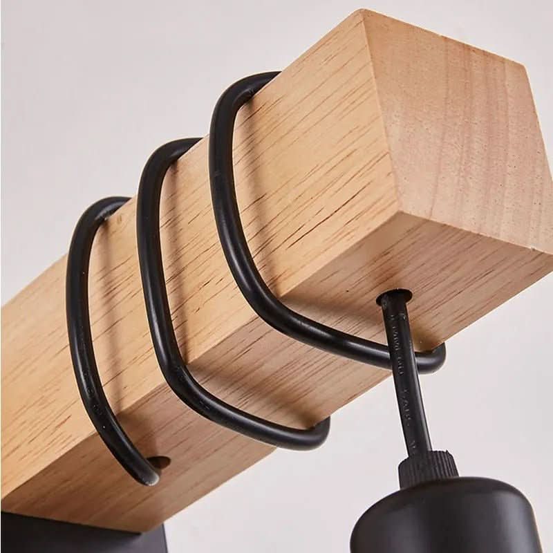 Détail en gros plan du bloc de bois et des boucles métalliques noires.