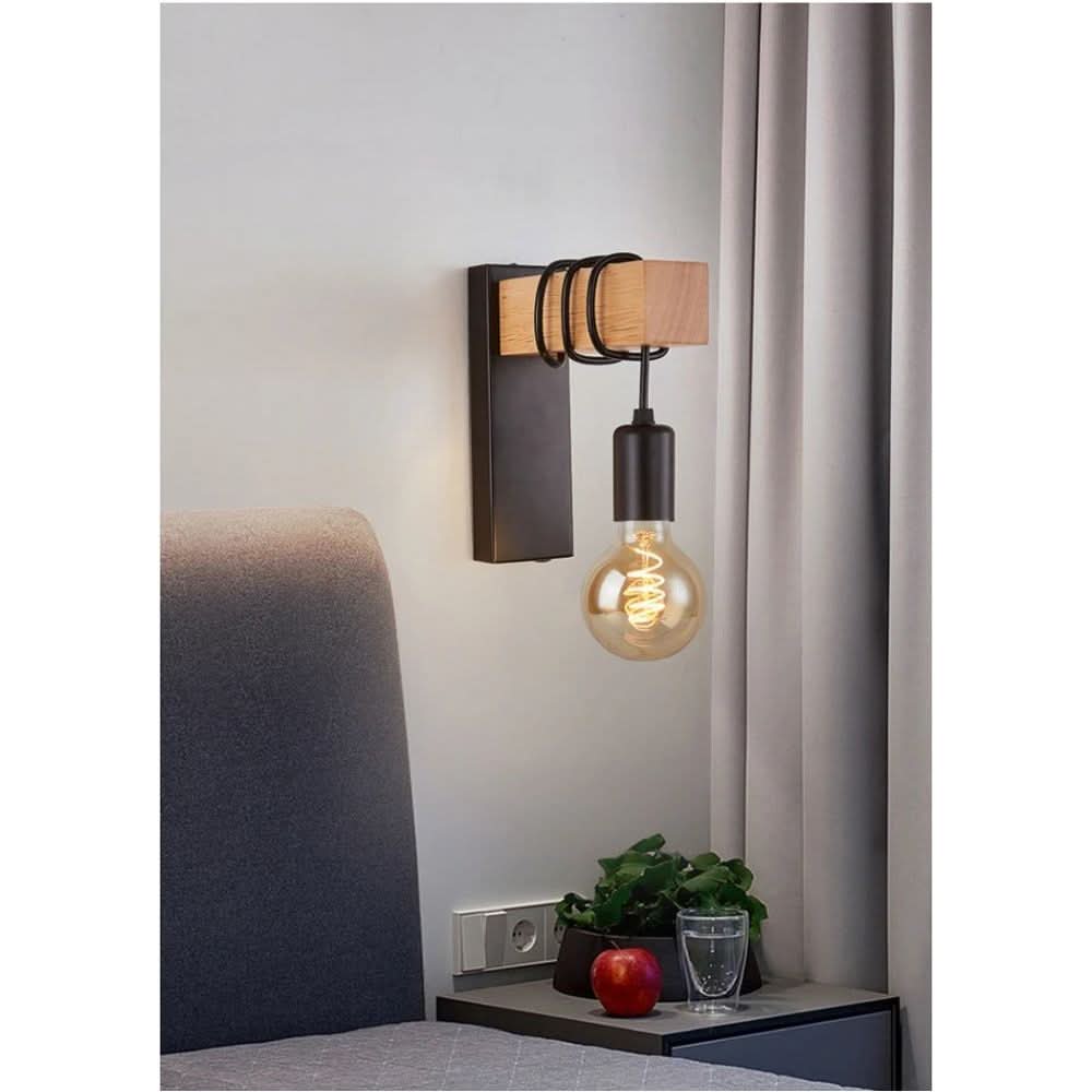Mise en ambiance de l'applique murale dans une chambre, près d'une tête de lit.