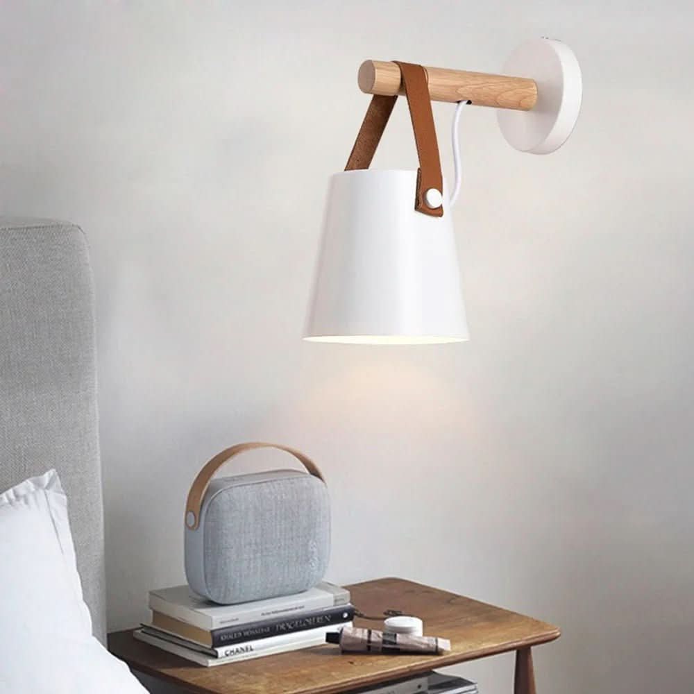 Mise en ambiance au-dessus d'une table de nuit, modele blanc allume pres d'un lit