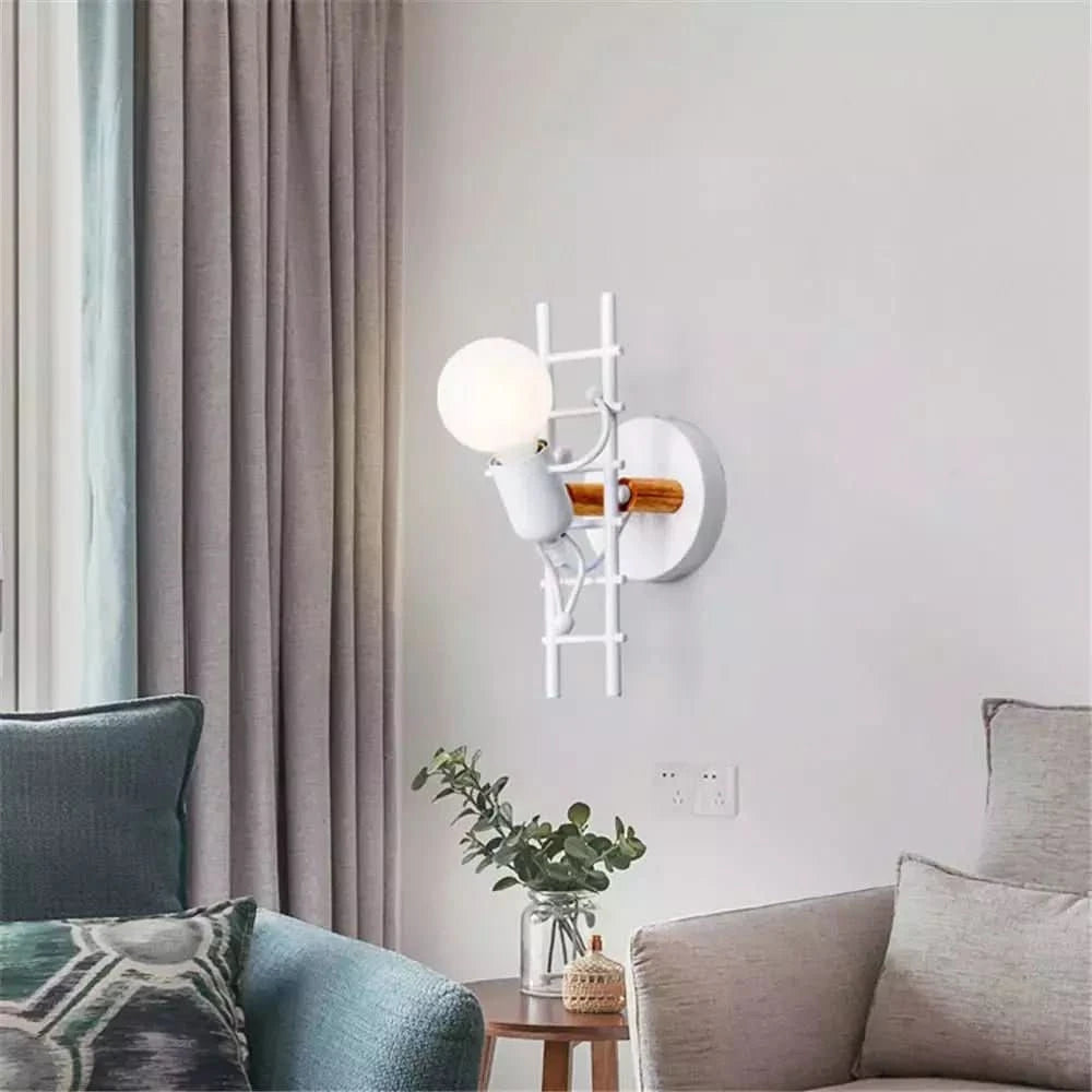Ambiance salon : applique blanche fixée au mur près de rideaux et canapé gris.