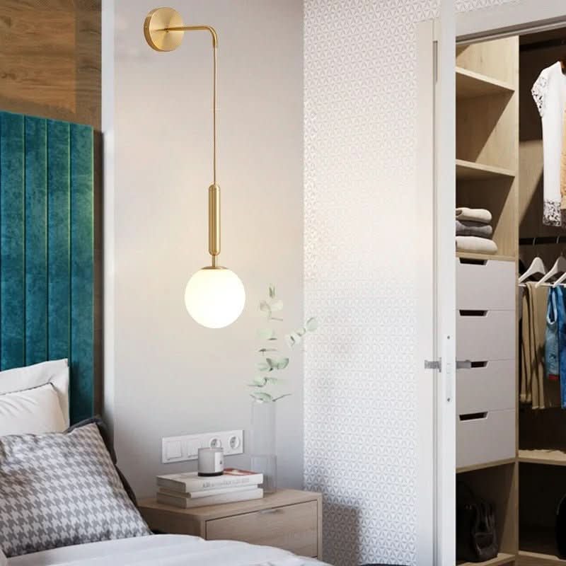 Vue en situation dans une chambre à tête de lit verte, boule lumineuse allumée et dressing ouvert