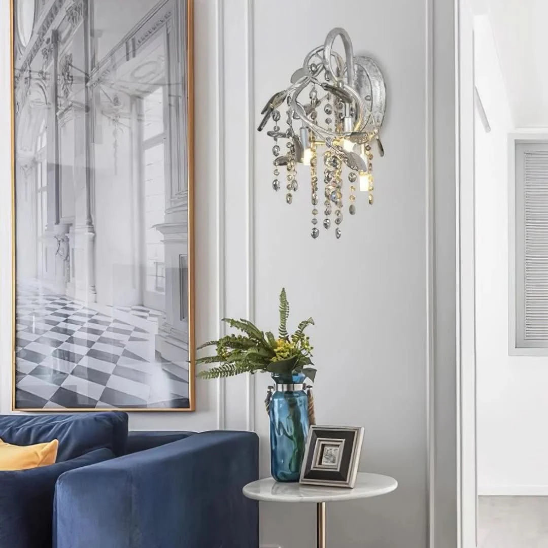 Mise en ambiance salon moderne, applique fixée au mur au-dessus d'une console