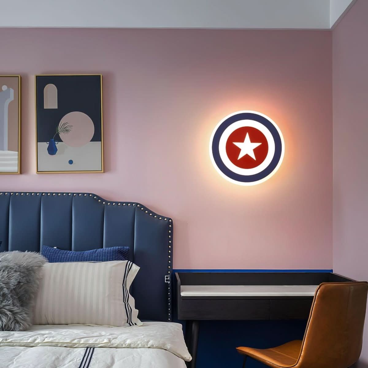 Mise en ambiance chambre rose, applique allumée au-dessus d'un bureau bleu