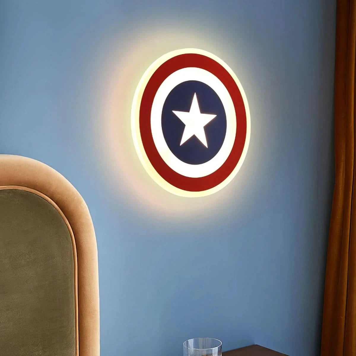 Luminaire en fonctionnement sur mur bleu, halo lumineux chaud autour du disque