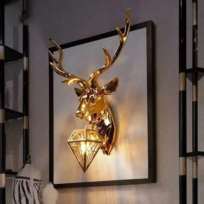 Cerf doré encadré de noir sur mur texturé, intérieur contemporain avec étagères.
