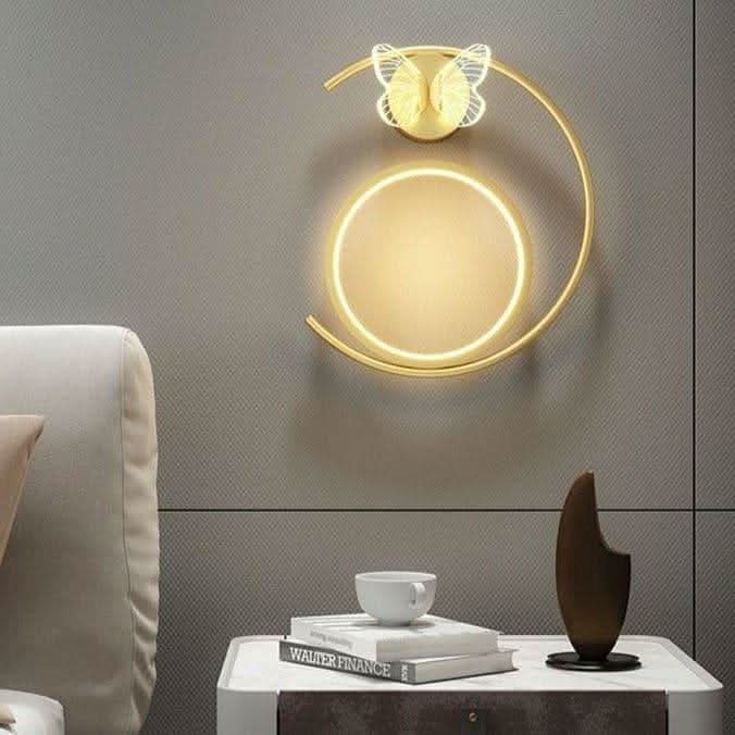 Mise en ambiance salon, applique dorée allumée au-dessus d'une table blanche