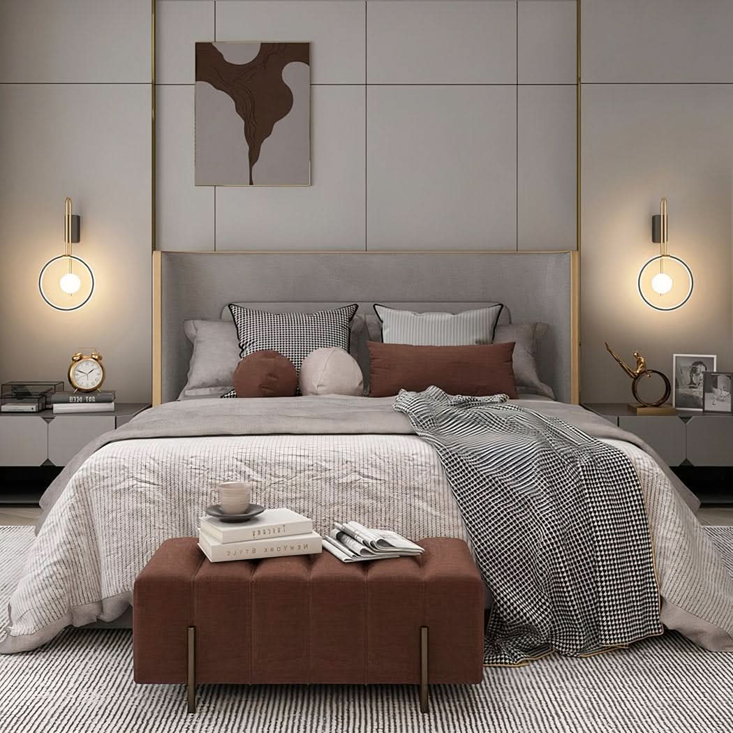 Chambre complète avec deux appliques murales symétriques de chaque côté du lit.