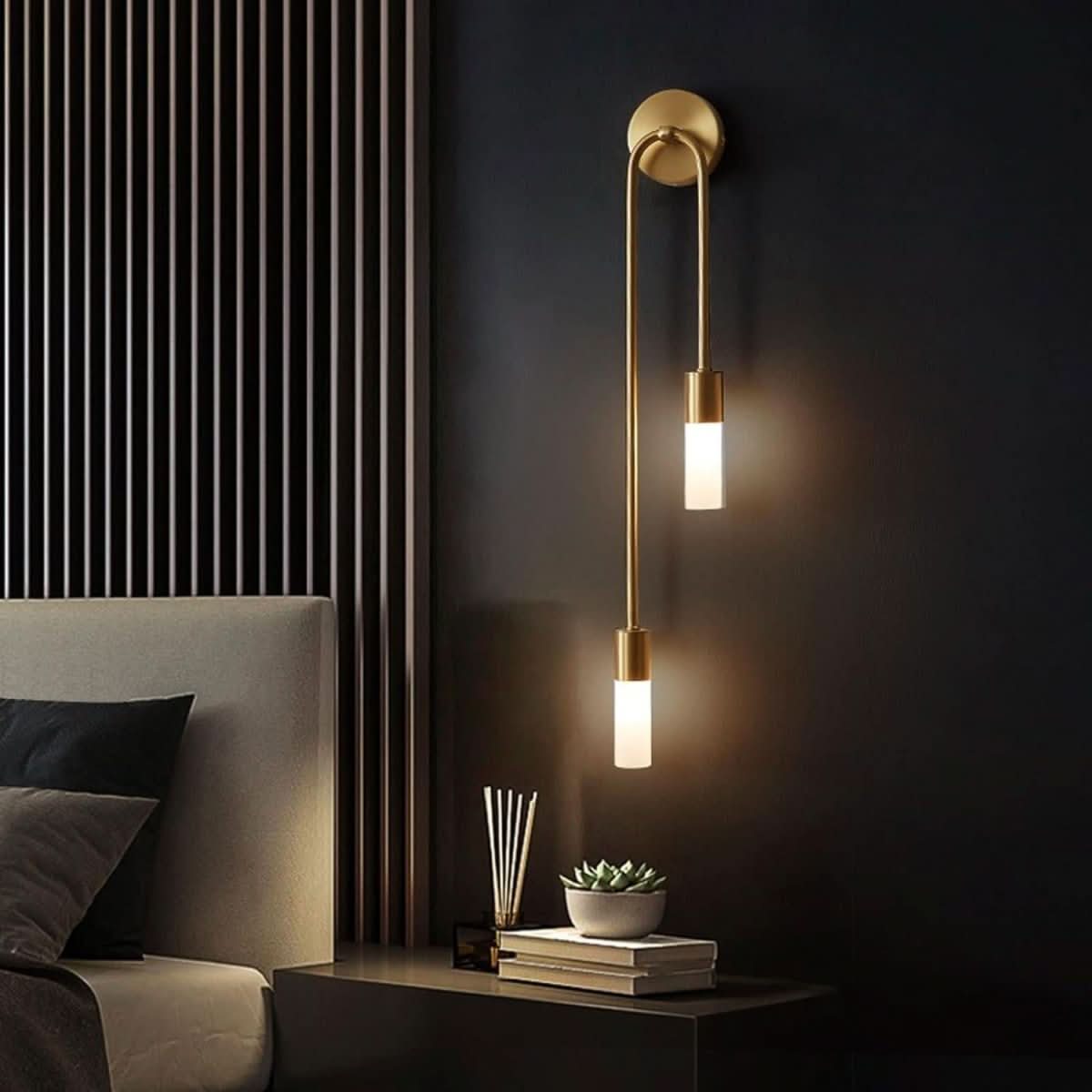 Applique Éclat Doré allumée, lumière dorée chaleureuse – Designix.fr