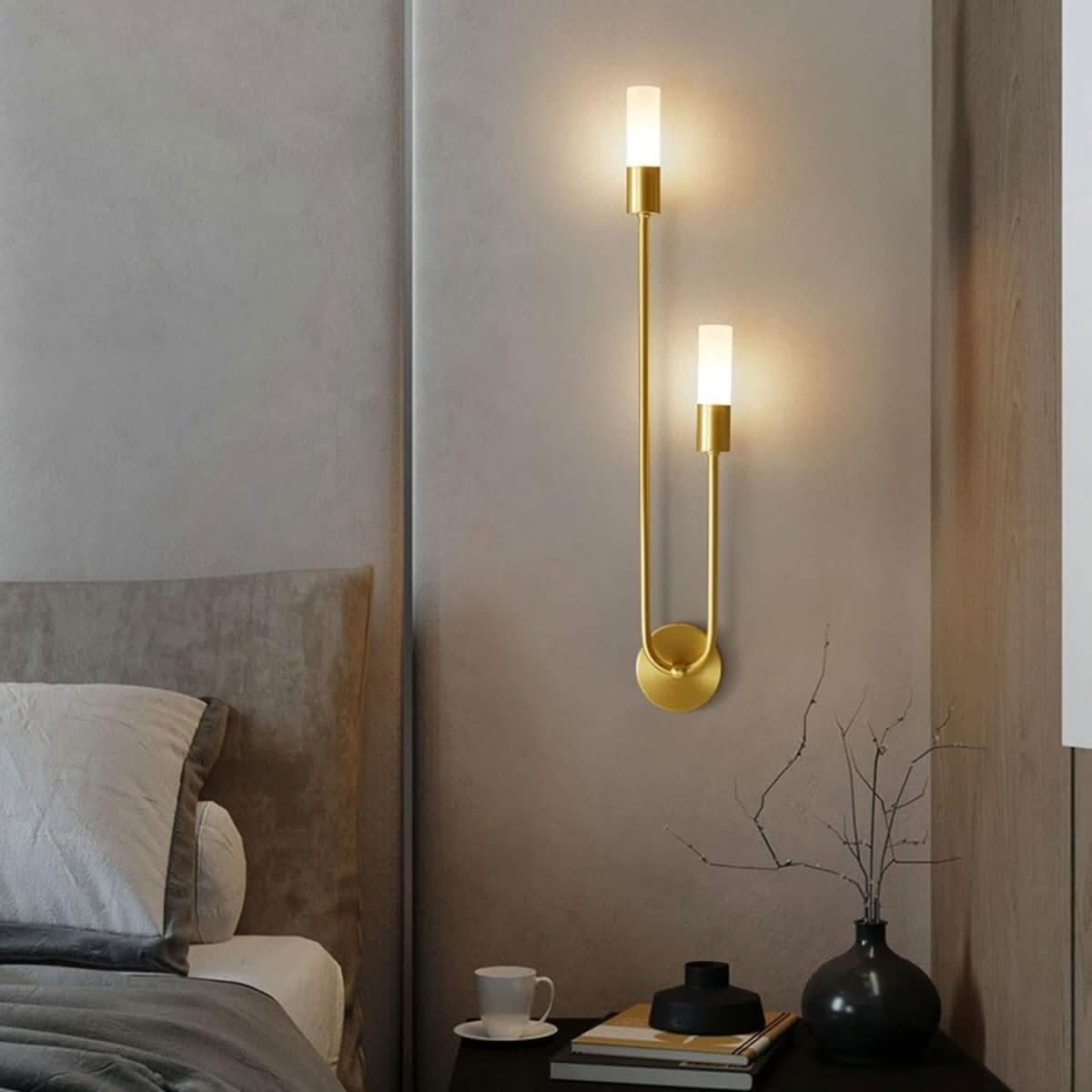 Applique Éclat Doré dans une chambre élégante et moderne – Designix.fr