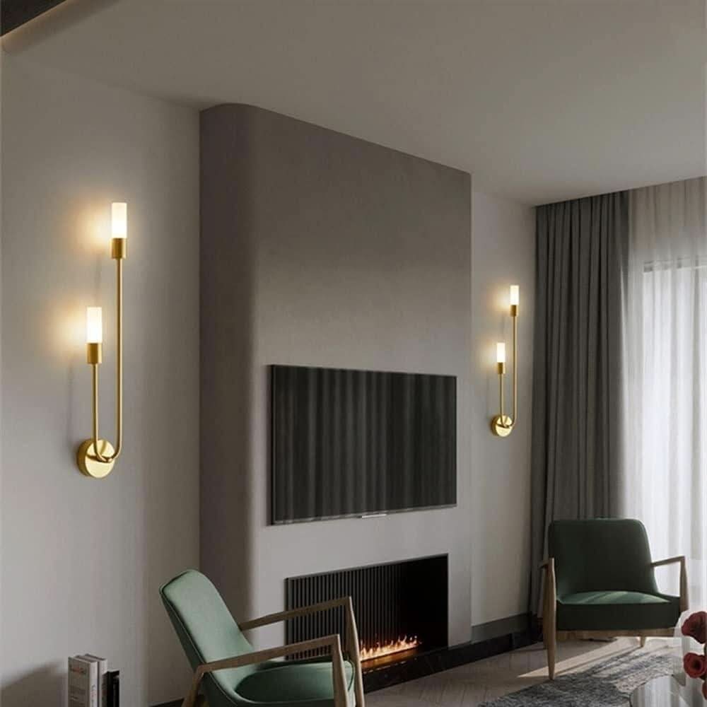 Applique murale dorée dans un salon contemporain lumineux – Designix.fr
