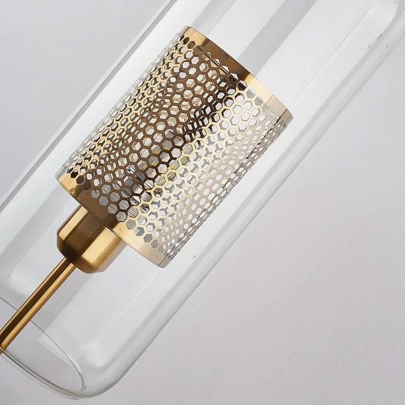 Détail rapproché de la grille alvéolée dorée entourant l'ampoule dans le verre