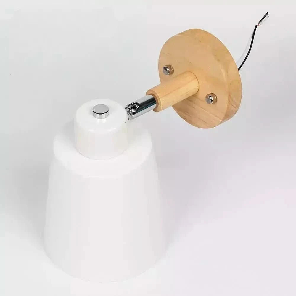 Vue éclatée du luminaire blanc, montrant le bras métallique, les vis et les fils électriques.