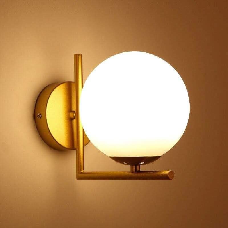 Version finition laiton doré de l'applique, globe allumé et bras métallique coudé