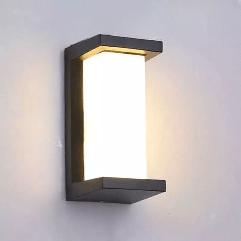 Vue de face du luminaire allumé, cadre anthracite et diffuseur blanc