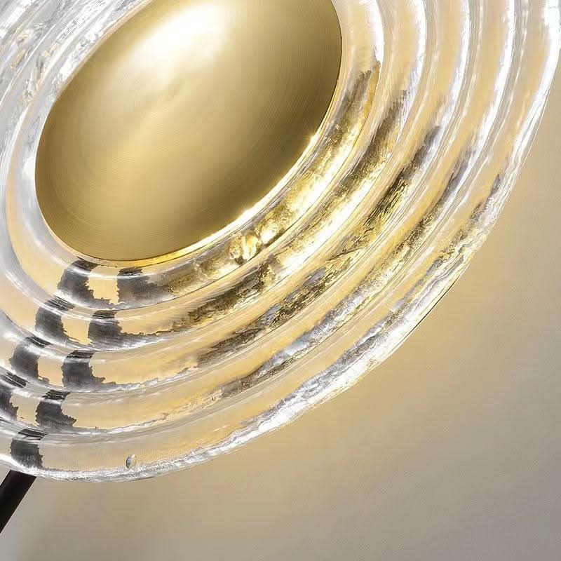 Gros plan du disque en verre strié et de la calotte dorée brossée