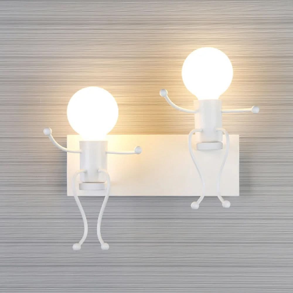 Deux appliques blanches allumées sur mur gris rayé, base rectangulaire et silhouettes filaires.