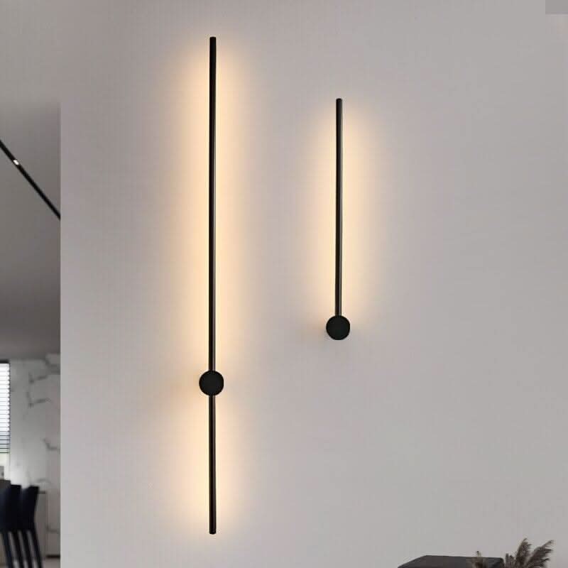 Deux appliques murales Gravity noires LED dans un séjour contemporain, lumière blanc chaud – Designix.fr