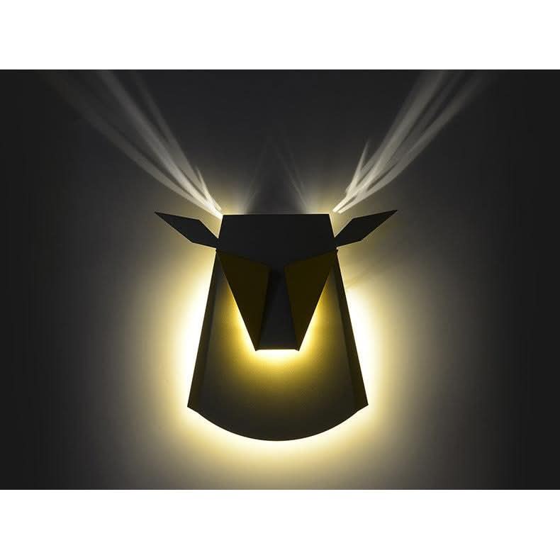 Luminaire noir éclairé dans une pièce sombre, halo doré et faisceaux lumineux projetés