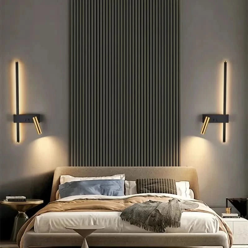 Deux appliques identiques encadrent une tête de lit, lumières murales allumées.