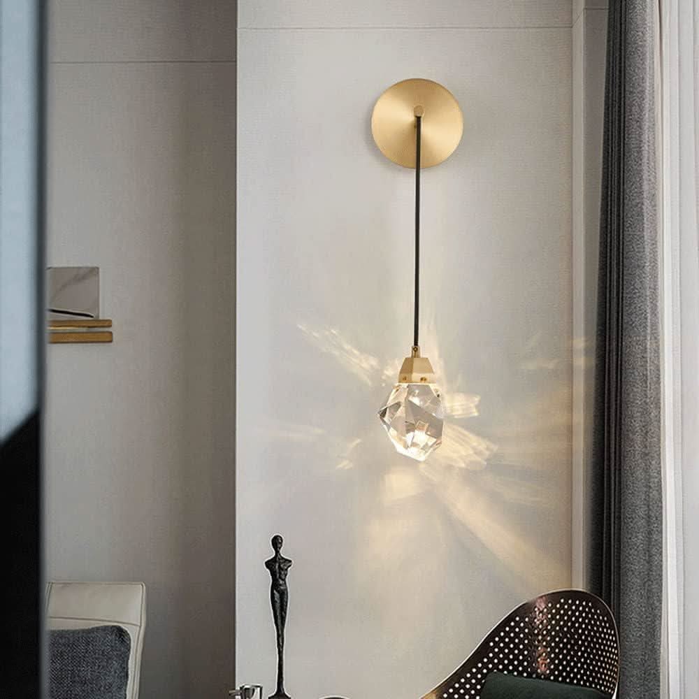 Mise en situation salon avec statuette, fauteuil et halos lumineux projetés