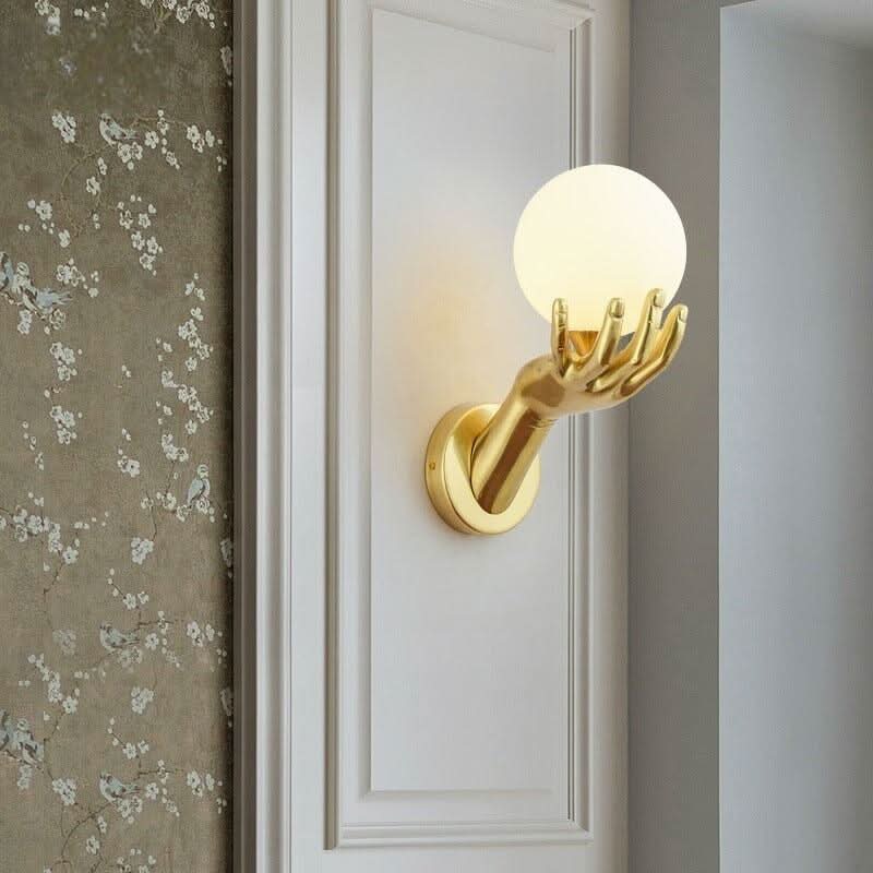Applique fixée sur une boiserie blanche, près d'un papier peint floral et d'un oiseau.