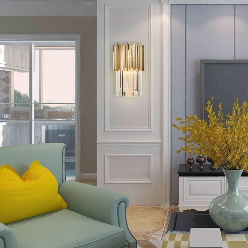 Luminaire installé dans un salon, près d un canapé vert et coussin jaune