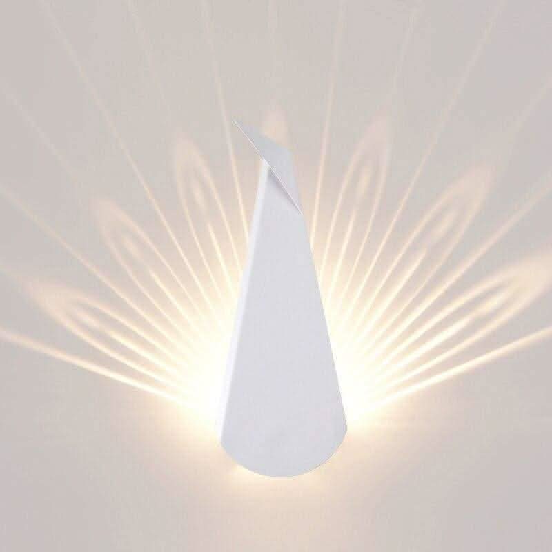 Vue rapprochée d'une applique murale blanche allumée, effet lumière en éventail.