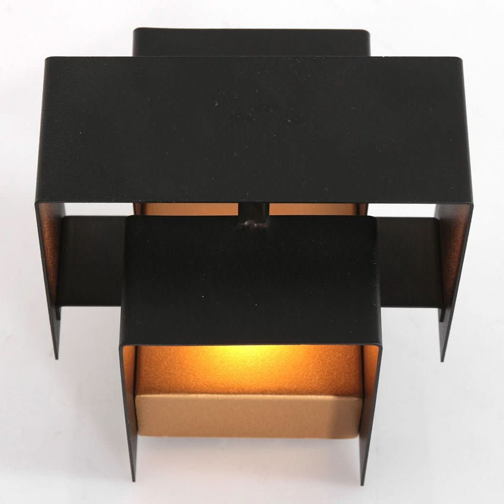 Vue de face dévoilant la structure en croix et lumière chaude diffusée