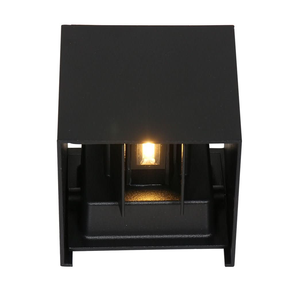 Détail de l'intérieur de l'applique noire montrant la source lumineuse et un réflecteur doré