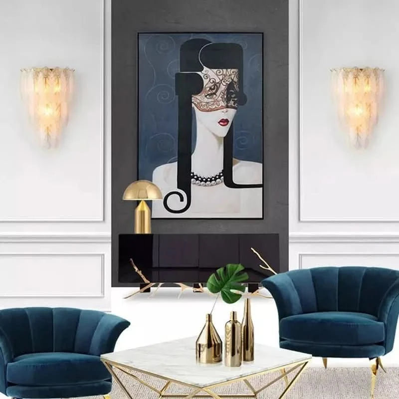 Deux appliques murales encadrent une grande peinture dans un salon bleu.